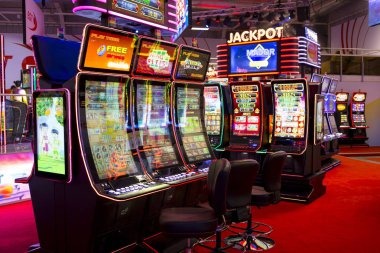 Lucky Twins live dealer table interface showing card reveal on ok88 mobile